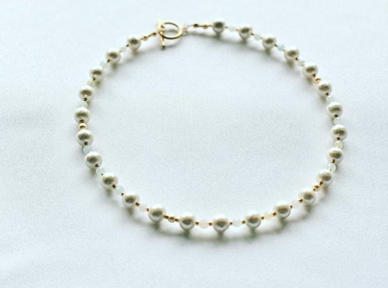 柔和的彩色天然寶石和棉質珍珠短項鍊