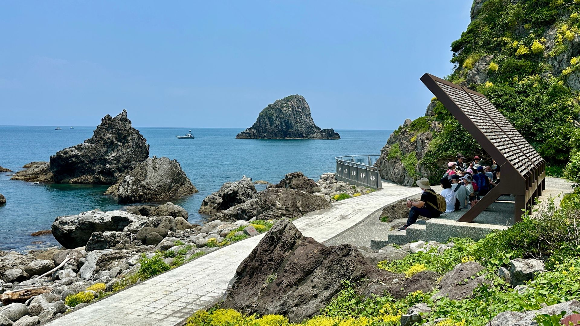 全程幾乎沒有林蔭的海濱步道，設有幾處休憩遮陽平台