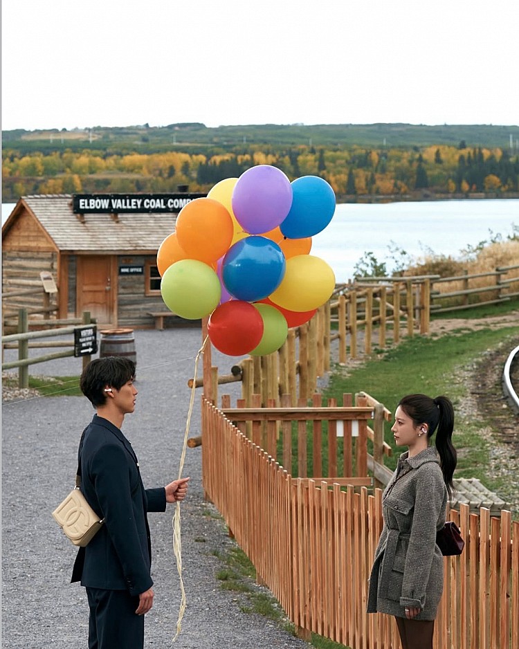 《愛情怎麼翻譯？》還邀來了以《假面騎士 Fourze》、《圖書館戰爭》、《明天，我要和昨天的妳約會》等熱播作晉升為日劇男神的福士蒼汰出演。