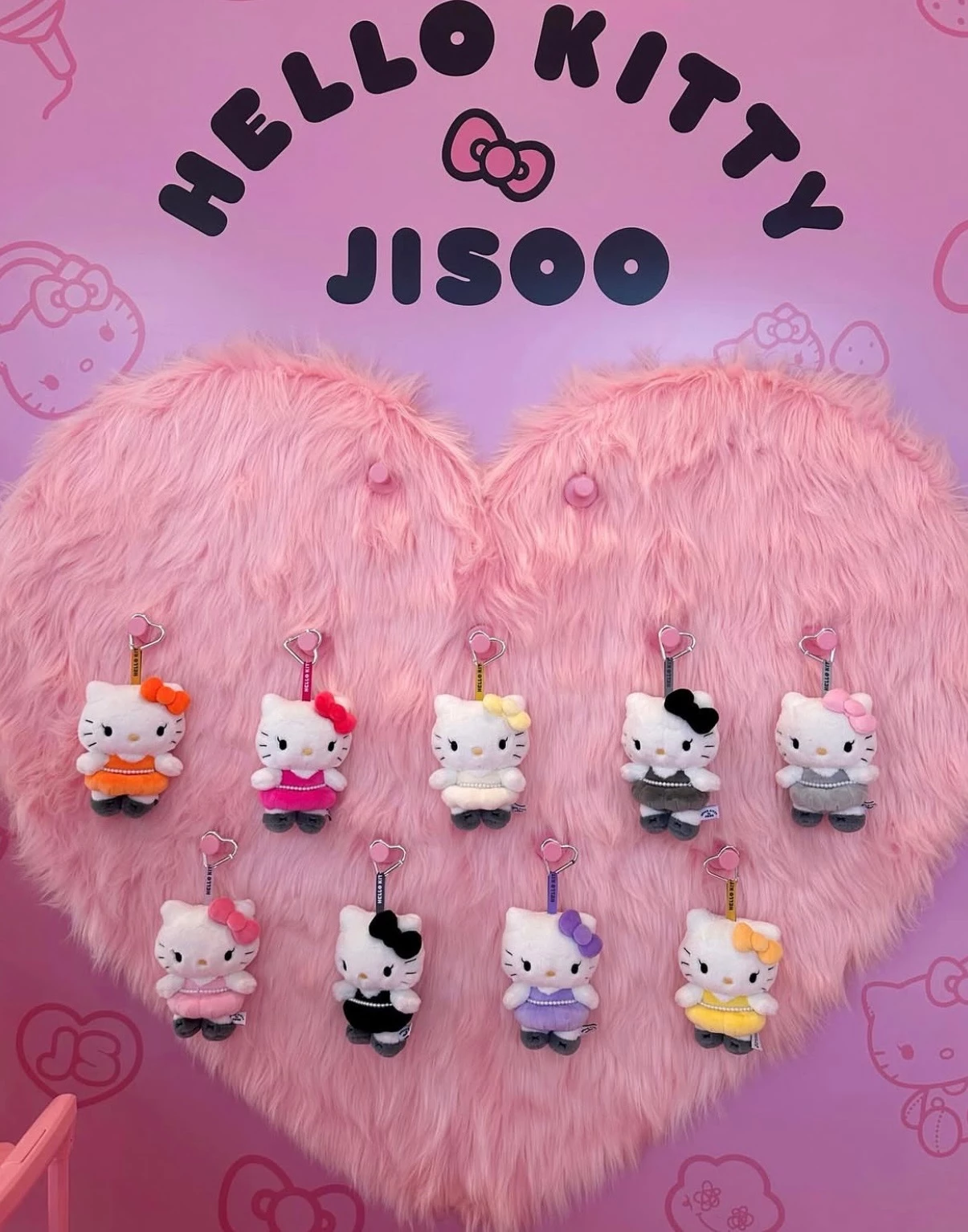 快閃店將有一系列聯手 Hello Kitty 詮釋 Jisoo 形象的周邊商品，從造型設計到角色細節都呼應 Jisoo 獨有的甜美氣質與時尚魅力，不論是娃娃、吊飾盲盒、購物袋再到髮圈，都是人氣品項，其中備受粉絲期待的隱藏彩蛋， Jisoo 自創角色 Shumon 小灰塵聯名創作商品也將同步來台，讓粉絲不必找代購，就能收藏這場夢幻聯名的限定紀念。