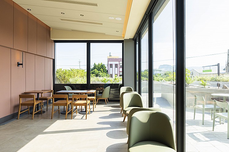 苑裡稻香門市在室內設計與建築外觀上融入這些在地意象，建物以縱橫交錯的屋頂線條搭配紅磚與石灰泥，打造出兼具地方特色與現代美感的獨特建築體。