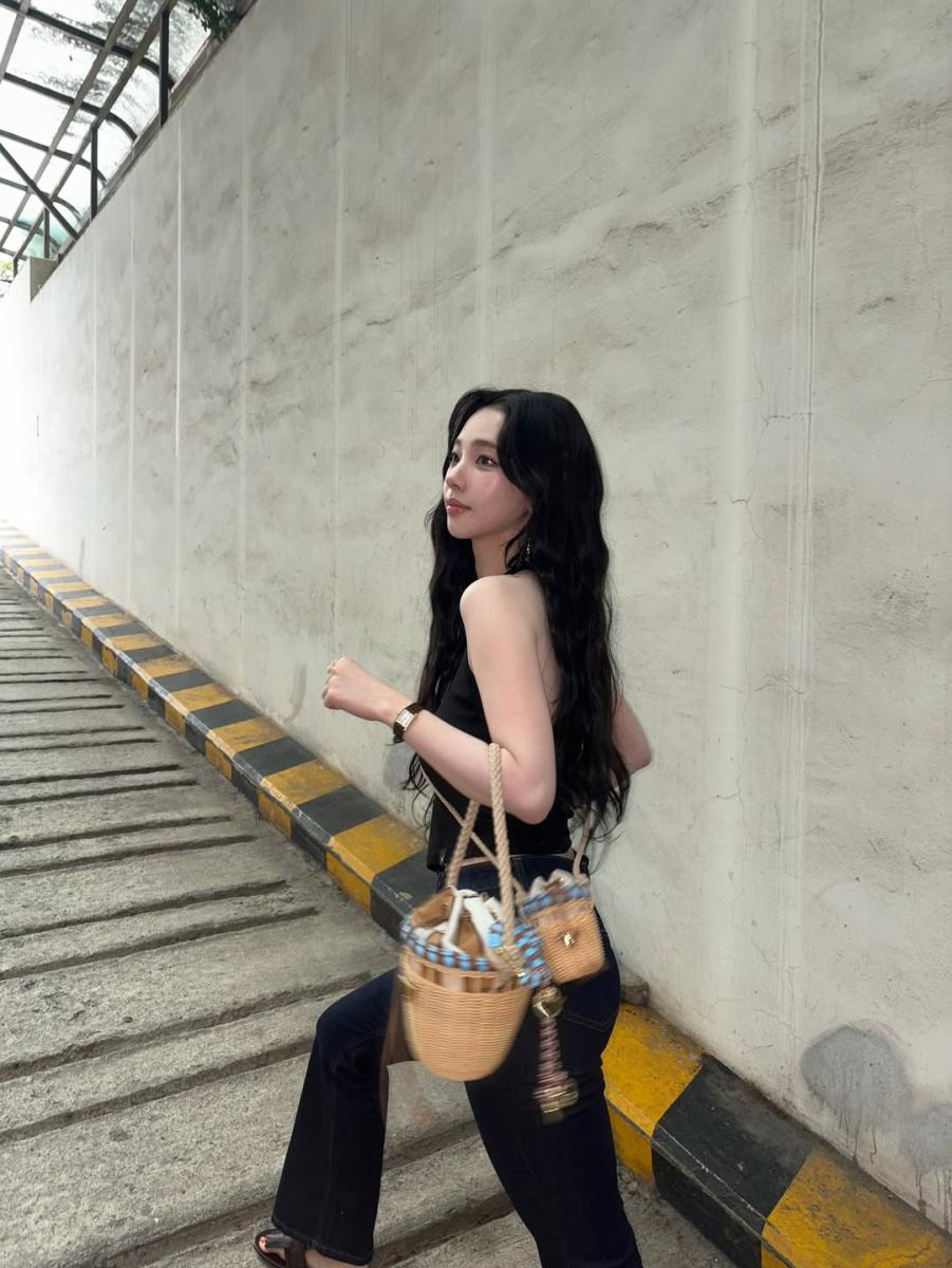 編織包是春夏必備單品！在今年夏天，Karina 運用兩只尺寸不同的編織包疊搭，讓編織包也能擁有奇趣的變化！細節上該包款運用撞色的方式呈現，展現出不同於過去的編織設計！