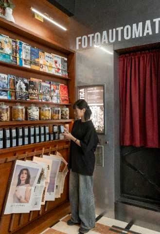 彷彿異世界快照亭的入口其實是廁所，一旁的陳列架預設為選物空間，之後將販售包括店裡3款專屬配茶的單品茶葉。（圖／楊澍攝）