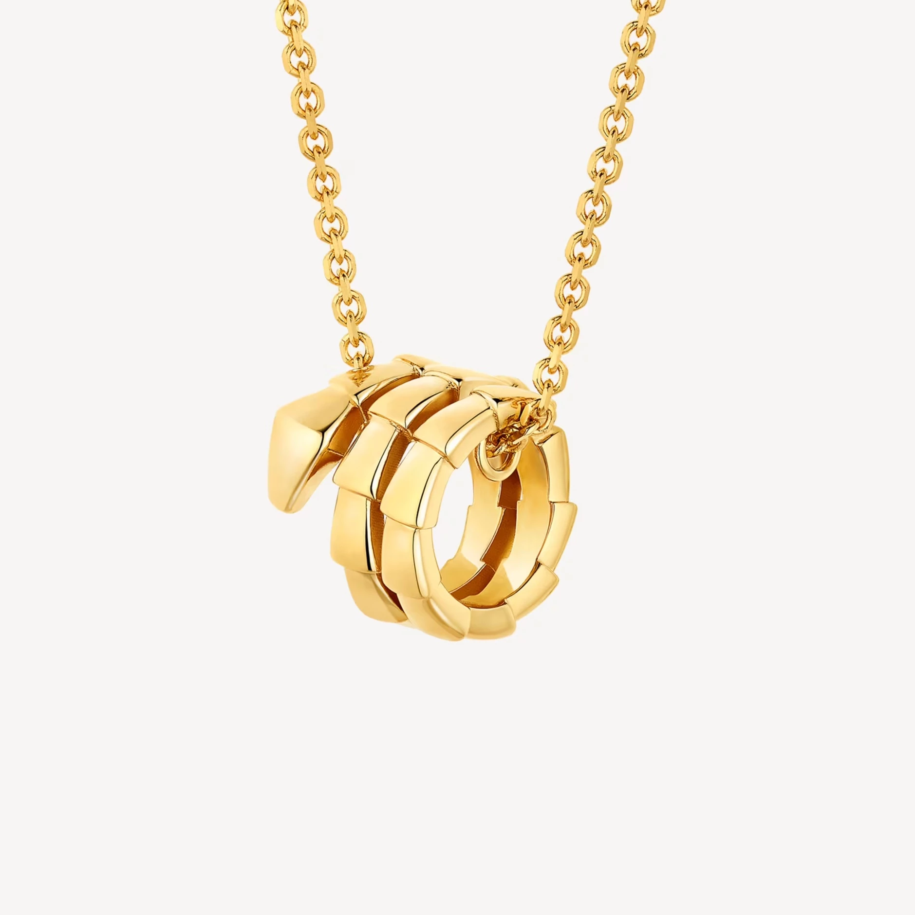 今年新推出的這款18K黃金 Serpenti Viper 項鍊延續蛇形設計語彙，以更精簡的吊墜比例呈現。鏈條細緻，吊墜輪廓圓潤俐落，沒有過多鑲嵌，卻依然保有辨識度。這條項鏈單戴時呈現乾淨線條，與不同長度的項鍊混搭時則能呈現豐富視覺效果。黃金色澤與白襯衫、針織上衣或晚裝皆能自然銜接。若你希望投資一件可長期佩戴，且具有品牌象徵性的作品，這系列絕對是不後悔的好選擇。