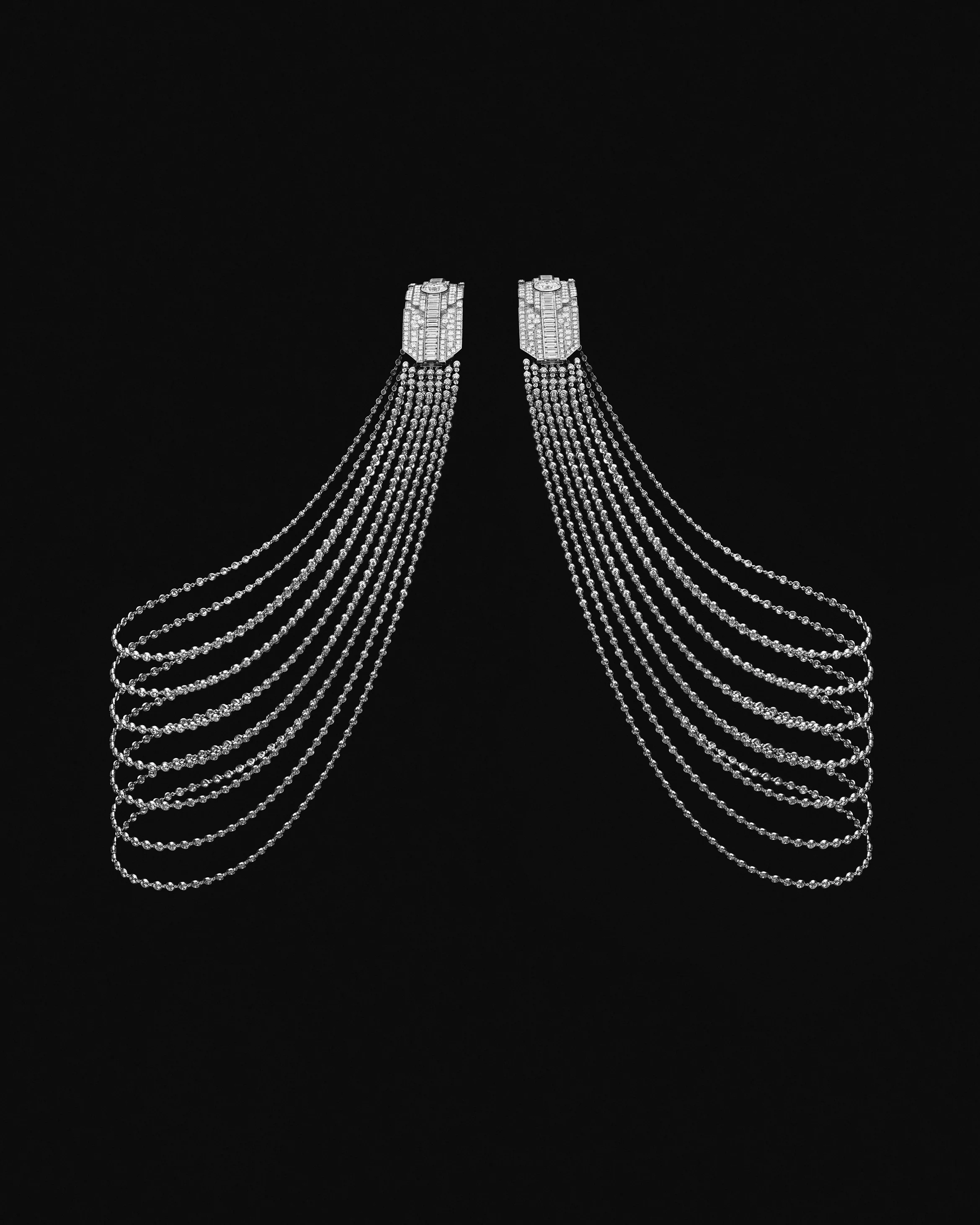 身為布疋商之子，寶詩龍先生對布料的質地、垂墜感與線條流動性，始終保有近乎本能的敏銳度。在他眼中，珠寶從來不是孤立存在的物件，而是服裝語彙的延伸，也是風格的一部份。今年的第三件作品〈The Silhouette〉，正是這套思維最完整的體現。作品可轉換為六種佩戴形式，從結合項鍊與雙肩飾的造型，到拆分為兩件肩飾胸針，或轉化為前後垂墜的雙層長鍊（Sautoir）、兩條獨立項鍊、線條鮮明的圖形頸鍊，甚至化為一對腕間手環，透過拆解與重組，回應不同身形與場合的需求。鑽石與白金依循身體輪廓塑形，隨著動作自然流轉，如同高級訂製服精準卻柔軟的剪裁線條，貼合而不束縛。這件技術高度複雜的作品，透過隱秘而精巧的鎖扣機制，使各種佩戴形態得以在視覺與結構上保持純粹完整。無論從世家長期以來「佩戴自由」的核心理念，或作品本身高度理性的結構設計來看，這些閃爍著美好火光的珍寶，其實都在傳遞同個理念：美，從來不會只有一種樣態。