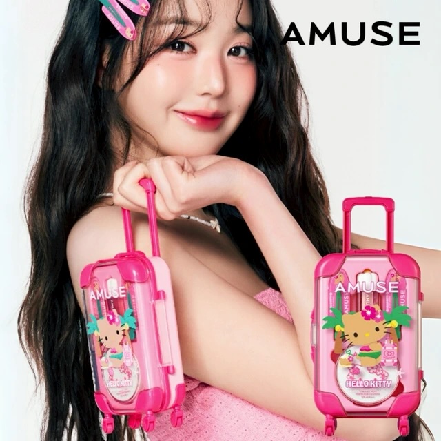 【AMUSE】 獅子座生日禮物夏威夷烤焦HELLO KITTY 聯名行李箱彩妝禮盒｜內含陶瓷美肌氣墊粉餅+小花露珠唇釉+髮夾2入組