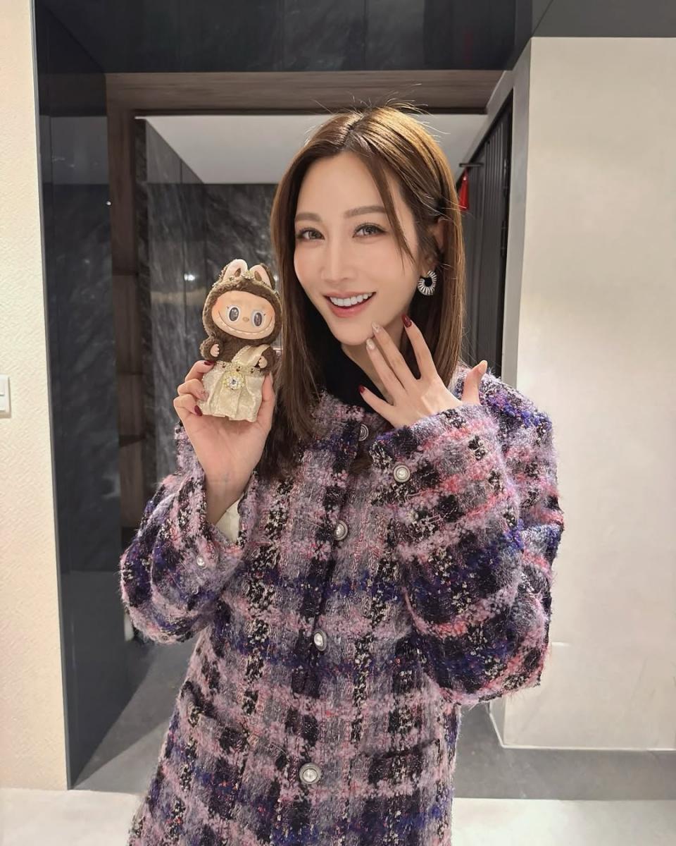 從曾菀婷的紅毯造型到日常穿搭，「圈式耳環」早已不只是飾品，而是一種生活語言。它能勾勒臉部線條，也能修飾心情，無論是優雅的金屬光，還是珍珠的柔和光暈，都在耳畔低語——女人的美，從不取決於年齡，而在於自信與魅力。