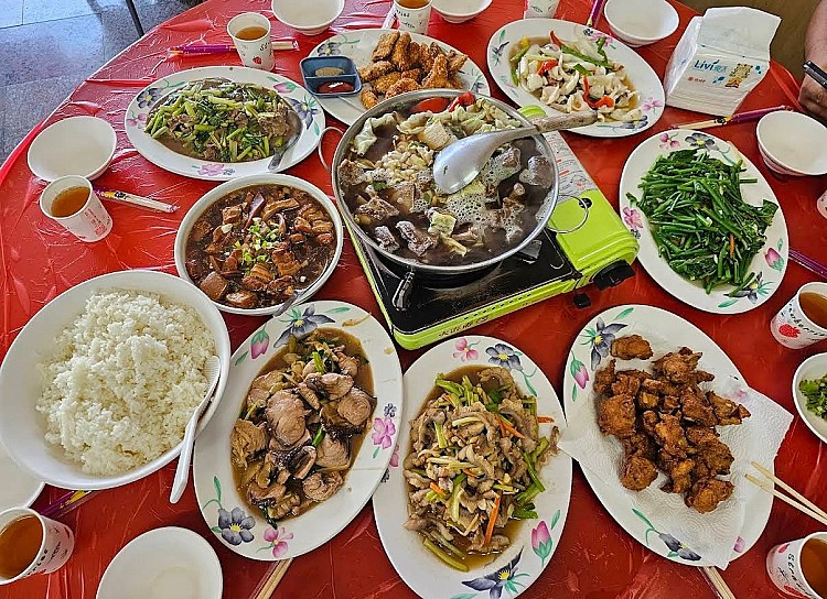  ​ 如果同團人數較多則推薦可吃「大福羊肉海鮮店」，隱身在不起眼的白色鐵皮屋內，餐點品項從羊肉炒類、海鮮熱炒類、炸物類到飯類、麵類及各式湯類...等非常多元，不只價格合理份量也很足。