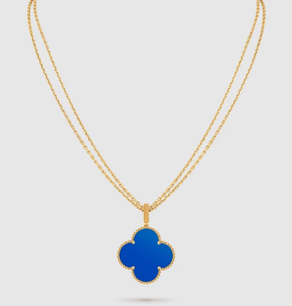 以象徵幸運的四葉草造型搭配鮮明藍瑪瑙，外圍點綴品牌標誌性的黃金圓珠飾邊設計，不僅優雅經典，也為整體造型增添一抹亮眼色彩。