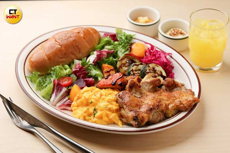 可任意選擇麵包、抹醬與主食的大早餐盤份量十足，「柚子胡椒香草雞腿排」是目前最多人點選的口味，肉質彈嫩、調味清爽。（520元，圖／林士傑攝）