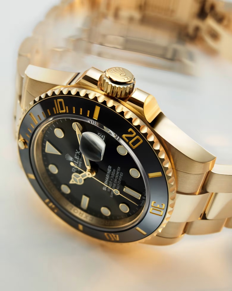 對於鎖定 Rolex 熱門運動錶款者，限制更為嚴峻。部份熱門款購後一年內不得再購買其他型號，五年內更不得重複購買同款（包含改款後的衍生型號），從根本杜絕了利用「改版漏洞」重複掃貨的可能性。