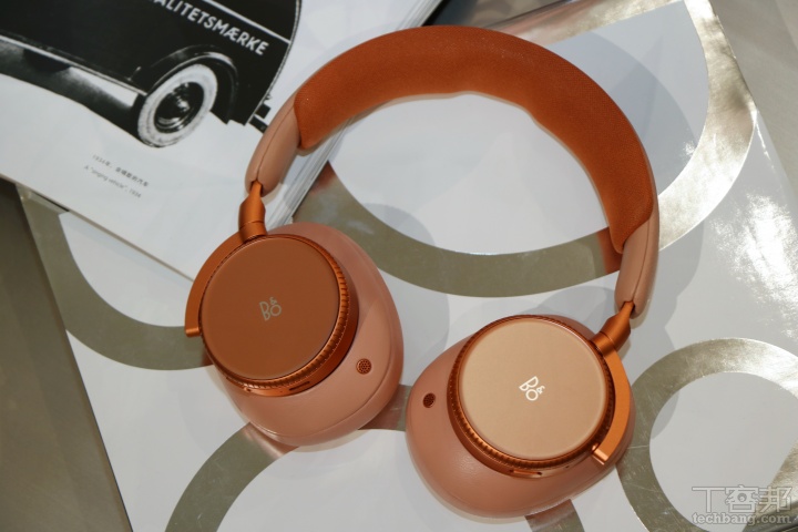 此次一共太萊三種配色，其中，暗夜黑、時光沙現已開賣，而圖片中的落日杏則預計於 10 月正式推出。