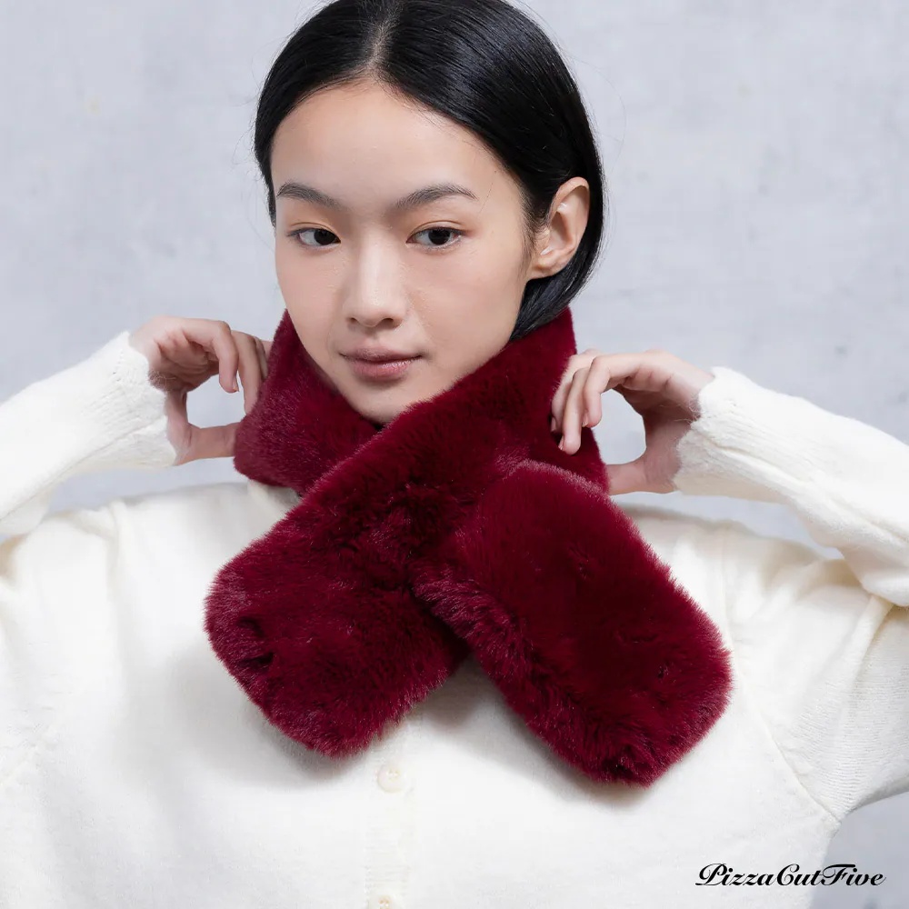 Pizza Cut Five 的酒紅色毛絨絨圍巾，以穿帶式設計提升佩戴便利性。毛絨質地讓圍巾在視覺上顯得溫暖厚實，酒紅色則比正紅更加低調耐看。100% 聚酯纖維材質易於整理，適合日常高頻使用。這款圍巾在造型上偏向甜美與復古之間，搭配針織外套或簡單大衣，都能輕鬆營造貴氣優雅的氛圍。
