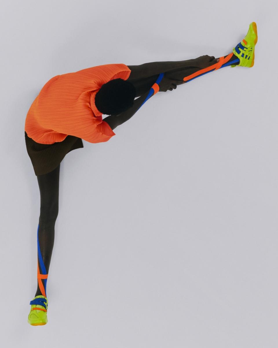 該鞋款以運動防止肌肉受傷的「肌貼（Taping）」為核心概念，Issey Miyake × Asics 將厚實的原創彈力束帶轉化為環繞鞋面的設計，不僅創造強烈的辨識度，也實際提供穩定包覆。