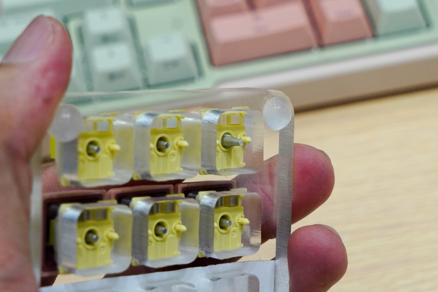 從軸體背面可以看到，偵測錐狀金屬下沉時造成的電感值變化作為觸發依據。。