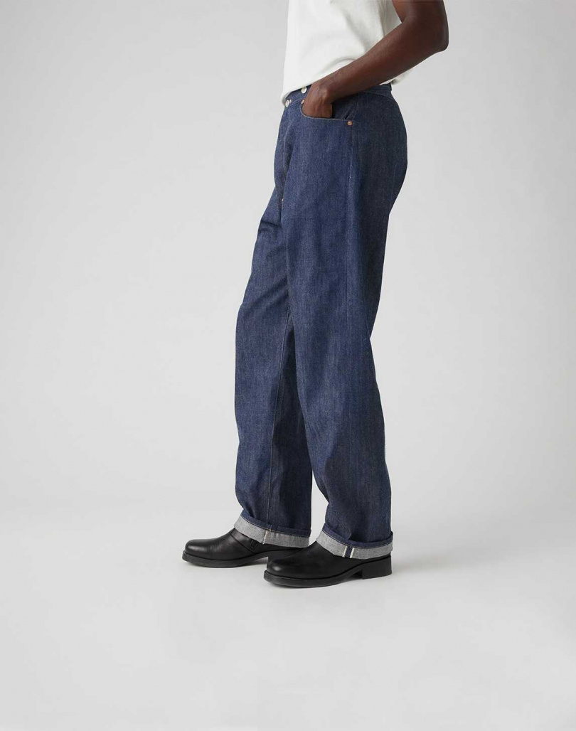 廣大無邊的美國永續丹寧領導品牌Levi’s® 歷史檔案庫中，有好幾件單品幫助我們拼湊、堆疊來了解「世界上第一條丹寧褲，並成為永不退流行的全球時尚經典501®丹寧褲」的全貌。