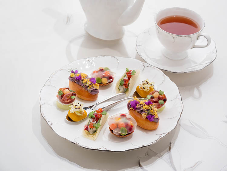 延續 Natura Bissé 所詮釋的精準之美哲學，主廚以草本蔬食結合鮮甜海韻與奢華食材的細膩平衡，於純粹風味間展演優雅而內蘊的美味層次