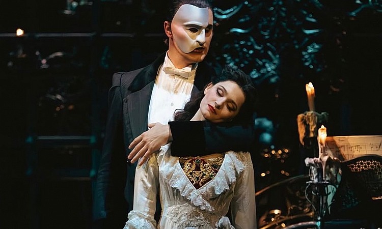 《歌劇魅影》因為〈The Music of the Night〉、〈All I Ask of You〉等優美動人的歌曲，加上精彩的戲劇張力，以及迷幻又浪漫的舞台設計與聲光效果，1986 年於倫敦西區正式首演，演出後立刻在百老匯大受歡迎，並一步步成為全球最代表性的長青音樂劇。