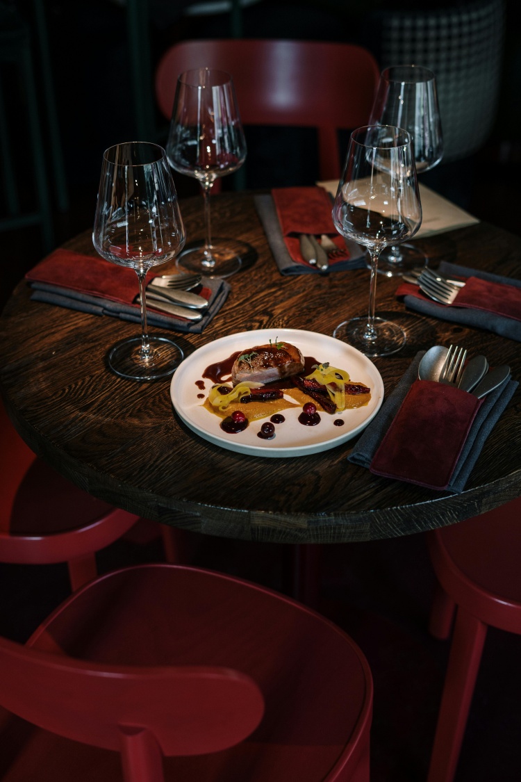 在牛郎織女的故事中，牛郎與老牛感情深厚，老牛甚至犧牲自己助成戀情。因此七夕這天忌吃牛肉，被視為對牛郎的不敬之舉，可能引發情侶間爭執。