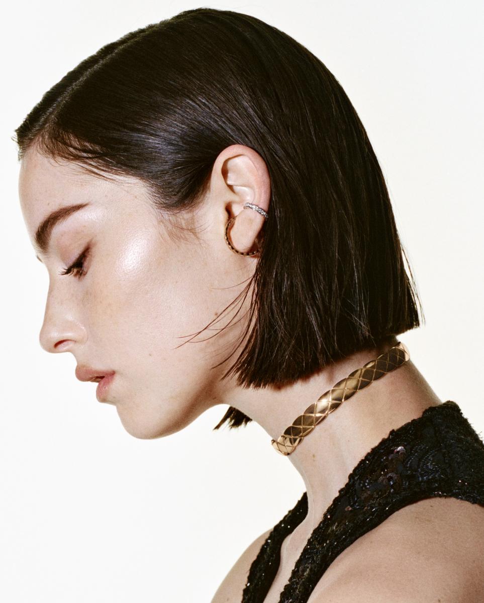 2026年，香奈兒宣布 Gracie Abrams 成為 Coco Crush 全新形象大使，與 Jennie 並行，這項布局被視為系列正式邁入第二個十年的重要訊號。Gracie 曾獲葛萊美最佳新人提名，以內斂而真實的創作風格受到矚目，與 Coco Crush 所強調的「自信卻不張揚」氣質高度契合。不同於 Jennie 所代表的態度鮮明與風格主導力，Gracie 為系列注入更貼近情感與內在書寫的層次，成為可承載個人故事的珠寶載體。這樣的雙重角色設定，也具體體現在今年全新形象廣告《Hide and Seek》中，影片以 Chateau Marmont 馬爾蒙莊園為場景，讓 Jennie 化身「尋人者」、Gracie 成為難以捉摸的「躲藏者」，在捉迷藏般的追逐與錯身之間，隱喻人生旅途中那些不期而遇的邂逅（Encounters）。Coco Crush 不再只是被觀看的珠寶，而是一場關於相遇、探索與再次交會的情感敘事；這種雙世代並行、性格互補的形象策略，也讓系列不被單一明星綁定，為未來市場的長線發展保留更大的彈性與延展空間。