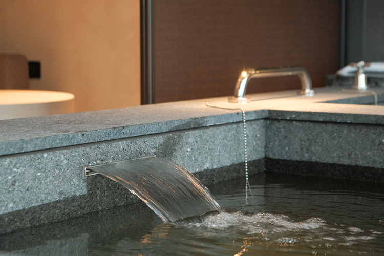 晶華集團溫泉旅宿「北投晶泉丰旅」，這是繼礁溪後，再一次把版圖落在有溫泉底蘊的地段。品牌籌備超過三年，全館約百間客房與套房、另有16間湯屋，每一間都保留窗景，距離陽明山與關渡自然公園約15分鐘車程，行程安排相當順。