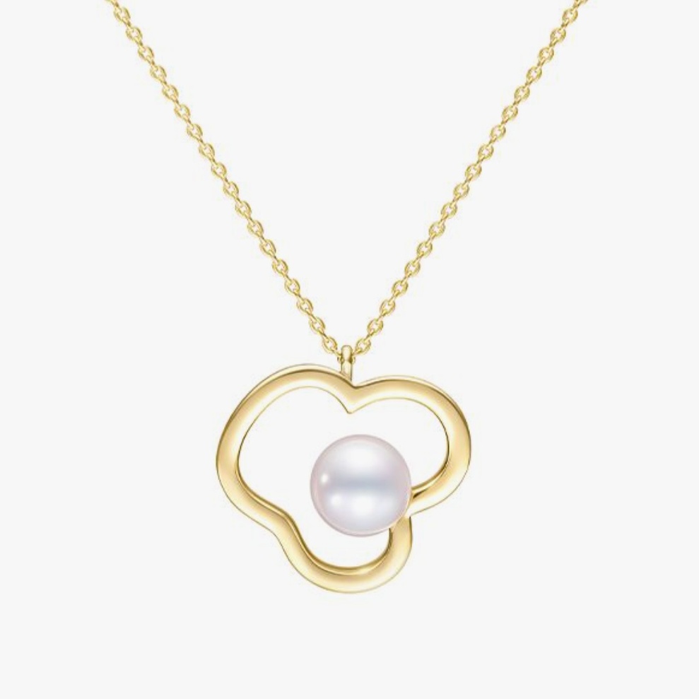 TASAKI 的 Chants 系列擅長用線條講故事。這款18K黃金項鍊以花朵輪廓為靈感，線條柔美卻不流於甜膩。中央的 Akoya 阿古屋珍珠宛如被花瓣簇擁的光點，溫潤的光暈與金屬的暖色調相互映照，形成極具詩意的節奏感。這條項鍊的特別之處在於，它把「日式含蓄」與「現代設計」融合得恰到好處：線條簡潔，卻帶著呼吸；珍珠柔和，卻帶著力量。佩戴起來非常顯氣質，適合偏好優雅、希望提升精緻度卻不想太張揚的女性。無論日常通勤還是重要場合，它都能替整體造型增添亮點，是值得珍藏的現代經典。