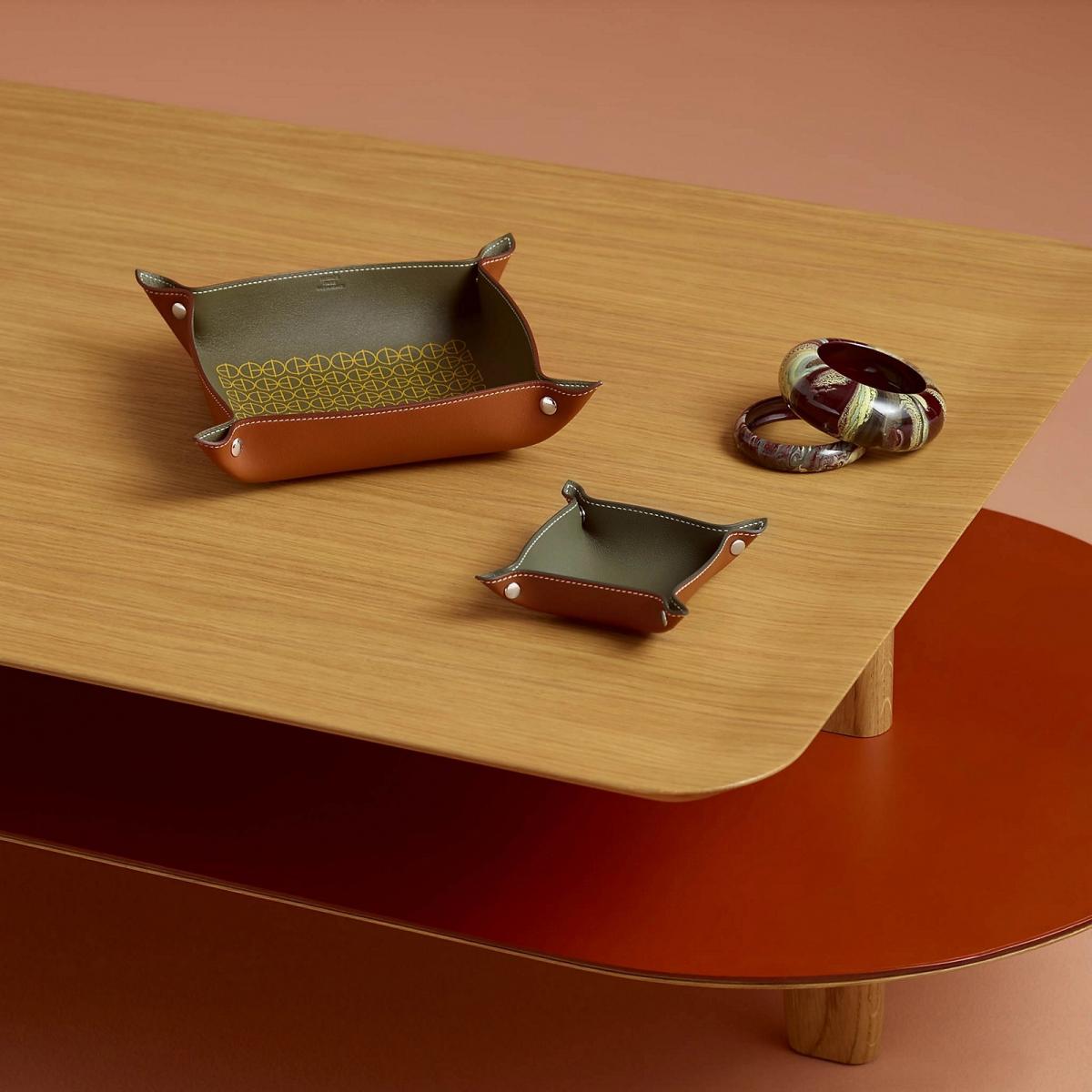 Hermès 的魅力從來不僅止於包款與絲巾，它更是一種生活哲學的體現。從一只抱枕、一個置物盒到一只茶壺，品牌將馬術精神、工藝底蘊與巴黎的浪漫氛圍，化作觸手可及的日常物件。