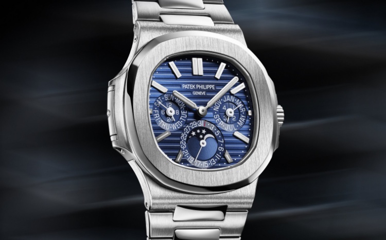Patek Philippe 百達翡麗的 Nautilus 超級複雜功能萬年曆腕錶，搭載 Caliber 240 Q 超薄自動上鍊機芯，是品牌迄今為止最纖薄的萬年曆腕錶。
