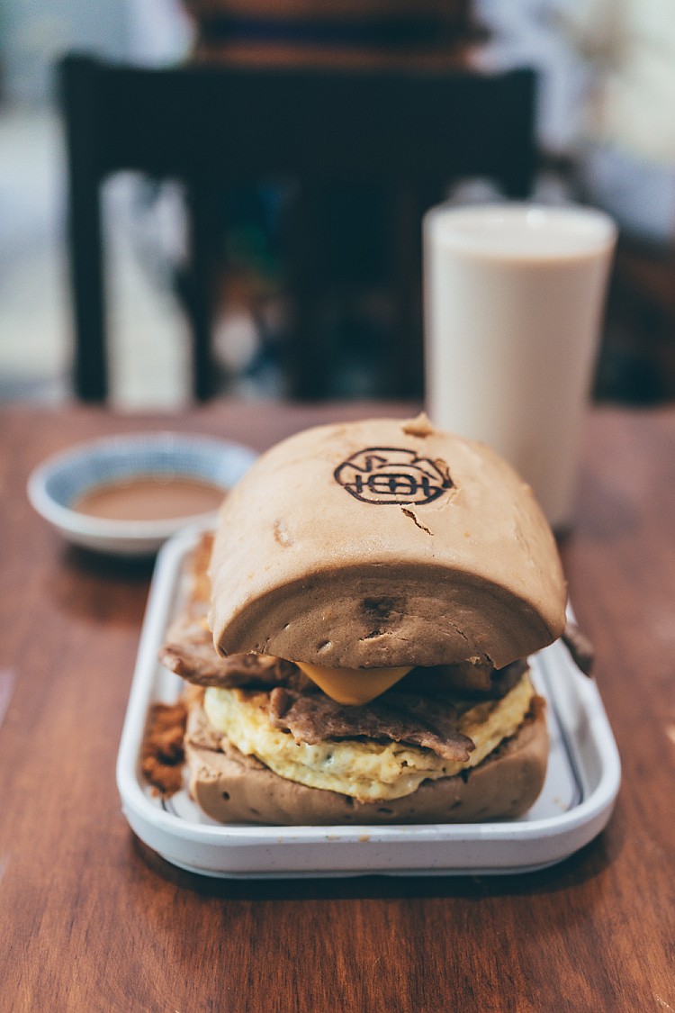 在行天宮站旁的民權東路巷弄裡，一家名為「軟食力 」的小店