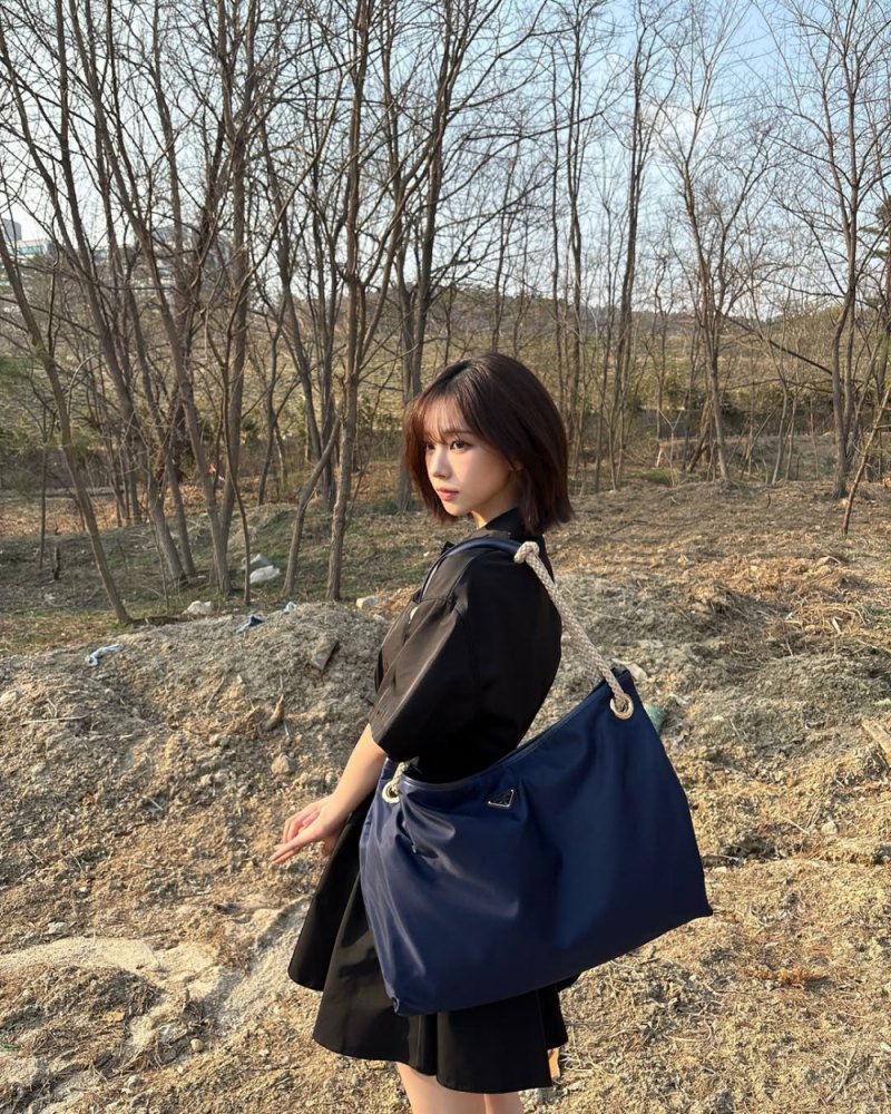 這款包同樣來自於 Re-Nylon 系列的設計！每年春夏 Prada 便會推出以海洋為軸心的包袋，藉此呼應品牌提倡的環保意念