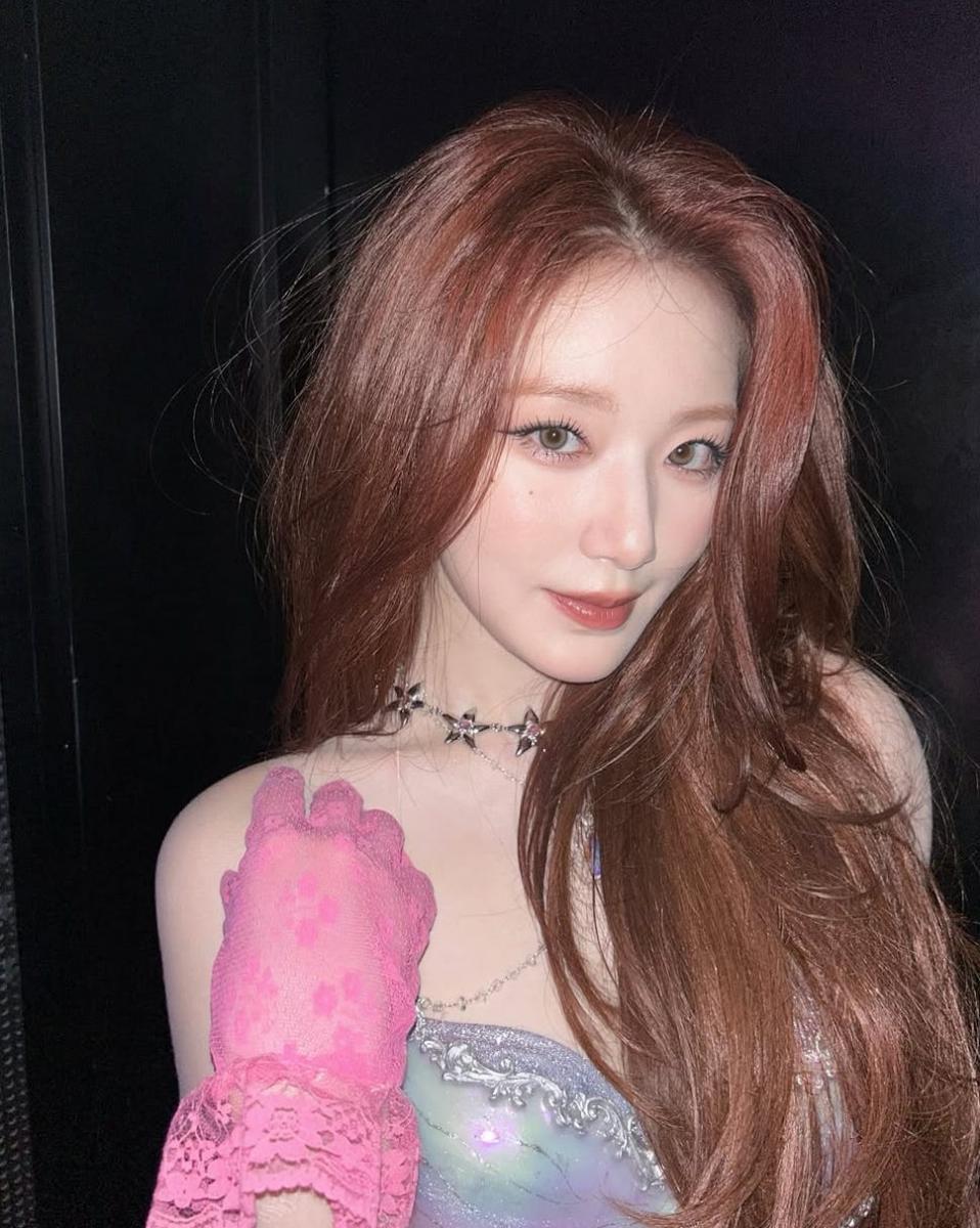 i-dle 的台灣籍成員葉舒華因為超高顏值加上率真的個性，在各地都累積不少死忠鐵粉，近日主辦再公布第二天大型音樂祭「ACON 2025」的主持陣容，將由葉舒華，搭擋李濬榮、以及 Cravity 成員 Allen、Kiiikiii 成員 Sui 擔任主持。