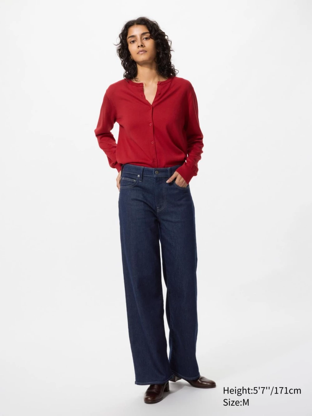 不同於 JW Anderson 聯名的寬褲，這條來自「EZY」系列的牛仔寬褲，以更輕盈的面料製作，並在腰臀之間採用更貼合的版型呈現，在打造收腰效果之餘，順延至腿部線條的褲型設計，更能完美修飾小腿肚。