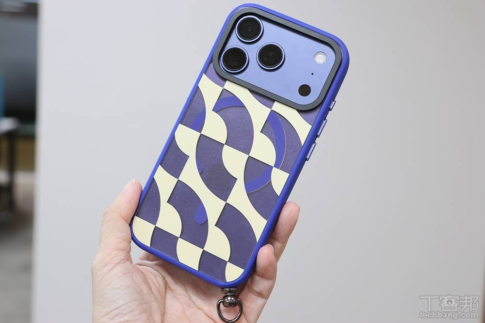 設計靈感來自於復古時尚風格，採用了磁吸可拆式背板，方便用戶輕鬆更換背板風格。