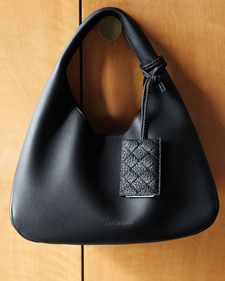 新款 Campana 以經典雙提把與流暢輪廓為基底，透過更柔軟的皮革結構與輕盈比例重現舒適美感。