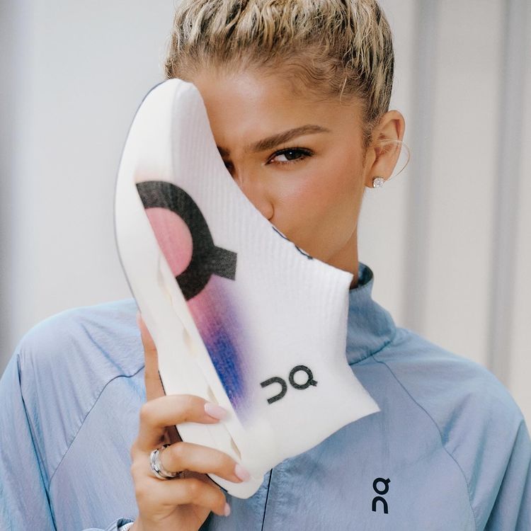 預估 2025 全年將突破 28% 成長，可望達到 28.6 億瑞郎（約新台幣 1,044 億元），破「一千億」大關，最新公司市值達到 150 億美元（約新台幣 4,576 億元），更被外媒形容是「Nike 最大勁敵」，位居全球增速最快運動品牌的第五名。