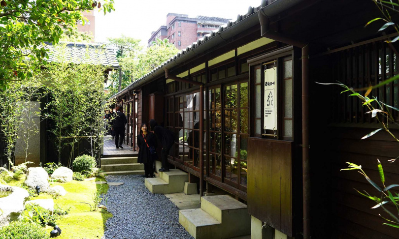 0KM山物所保存了十棵市定受保護老樹，並自然融入上百種植栽，而林業保育署投入超過一億元進行修復的宿舍也見證了台灣林業史變遷。（圖／魏妤靜攝）