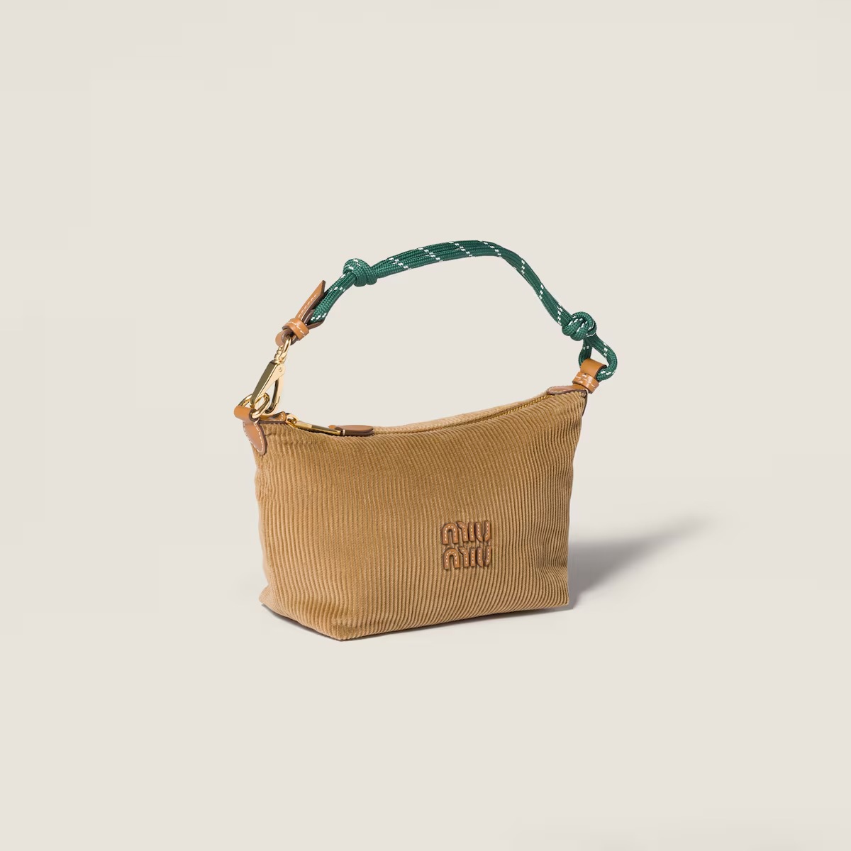 這款半月包被品牌虧那為化妝包，但其高度 14cm*寬度 18.5cm*長度 10cm 的完美大小，可貴那為一只迷你小包，在面料上設計師以當今火熱的燈芯絨演繹，定加上運動感的題把，呈現出年輕、優雅的氣息。