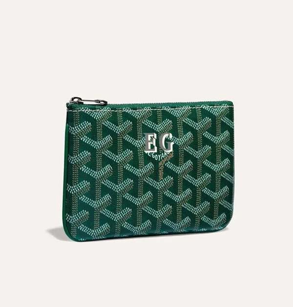 若想送出一份走在時尚尖端，且充滿誠意的禮物，Goyard經典的「Sénat Mini」零錢包絕對是首選。儘管台灣目前尚未有正式專櫃（聽聞籌備中），但我們依舊能透過代購幫忙尋得。品牌最具標誌性的Goyardine帆布，不僅材質極其輕盈、防潑水且耐用，那層次分明的手工繪製Y字圖騰，更散發著百年工藝的低調奢華感。尤其，最推薦的部分在於，個人化手繪服務，若能預先為媽媽訂製專屬的姓名縮寫，這款亮眼的零錢包就不再只是件精品，而是世上獨一無二的專屬配件，讓媽媽在每次拿取的瞬間，都能感受到那份被捧在心尖上的寵愛與驚喜。（商品價格店洽）