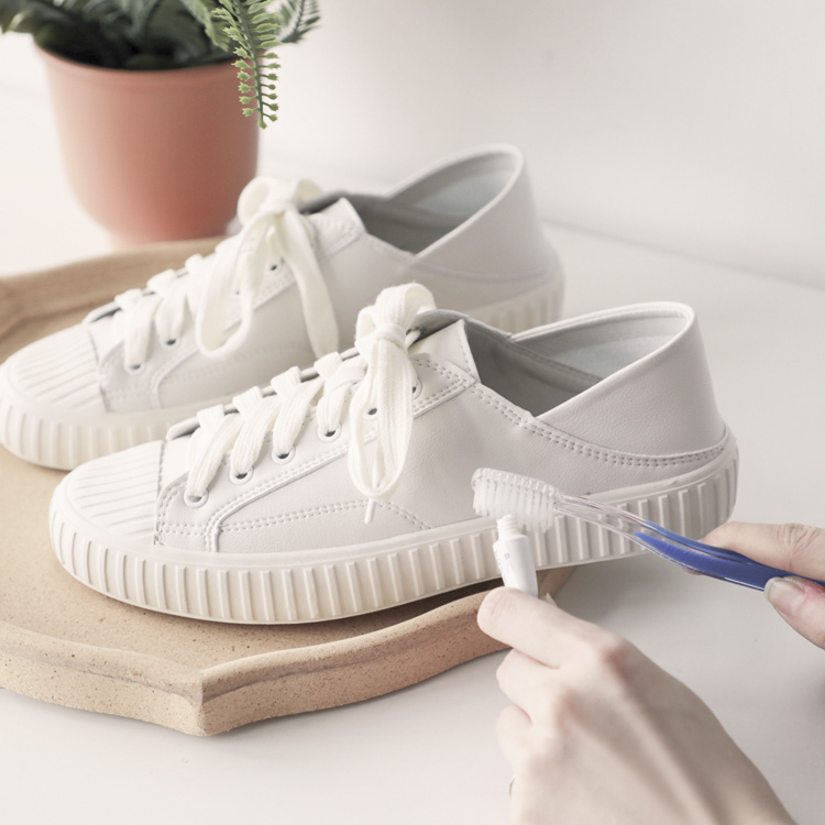 小白鞋清潔教學，使用牙膏輕鬆去污，恢復潔白－可後踩2way皮質餅乾鞋