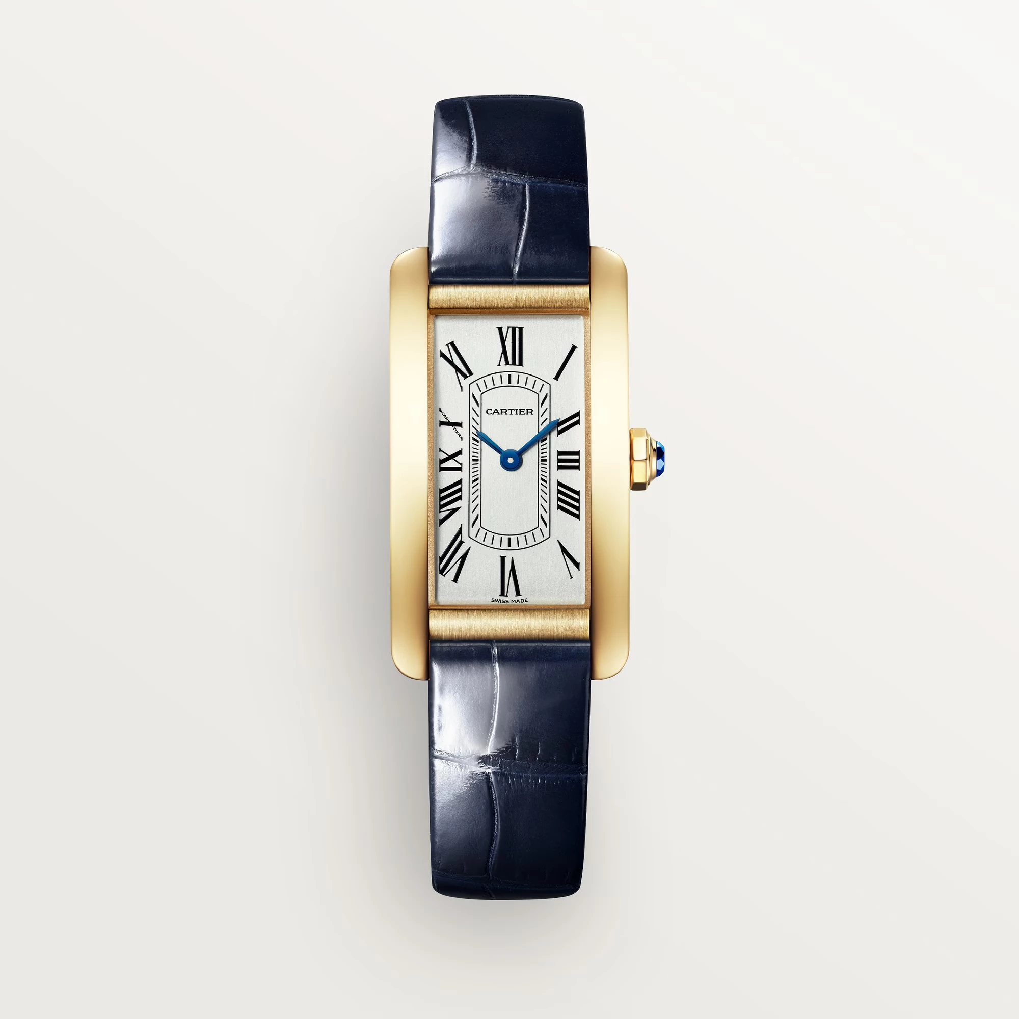 Cartier Tank Américaine 是一種關於比例的精準練習。拉長的矩形錶殼微微弧形，貼合手腕曲線，佩戴時幾乎與身體融為一體。18K黃金錶殼與海軍藍鱷魚皮錶帶形成鮮明但克制的對比，像一件剪裁精準的服裝，沒有多餘裝飾，卻處處講究。藍鋼指針與藍寶石錶冠延續整體色彩邏輯，使視覺更完整。這款錶適合偏好簡潔風格、重視設計秩序的女性。它不依賴華麗細節，而是透過比例與線條建立存在感，是一種安靜但高度精緻的美學。
