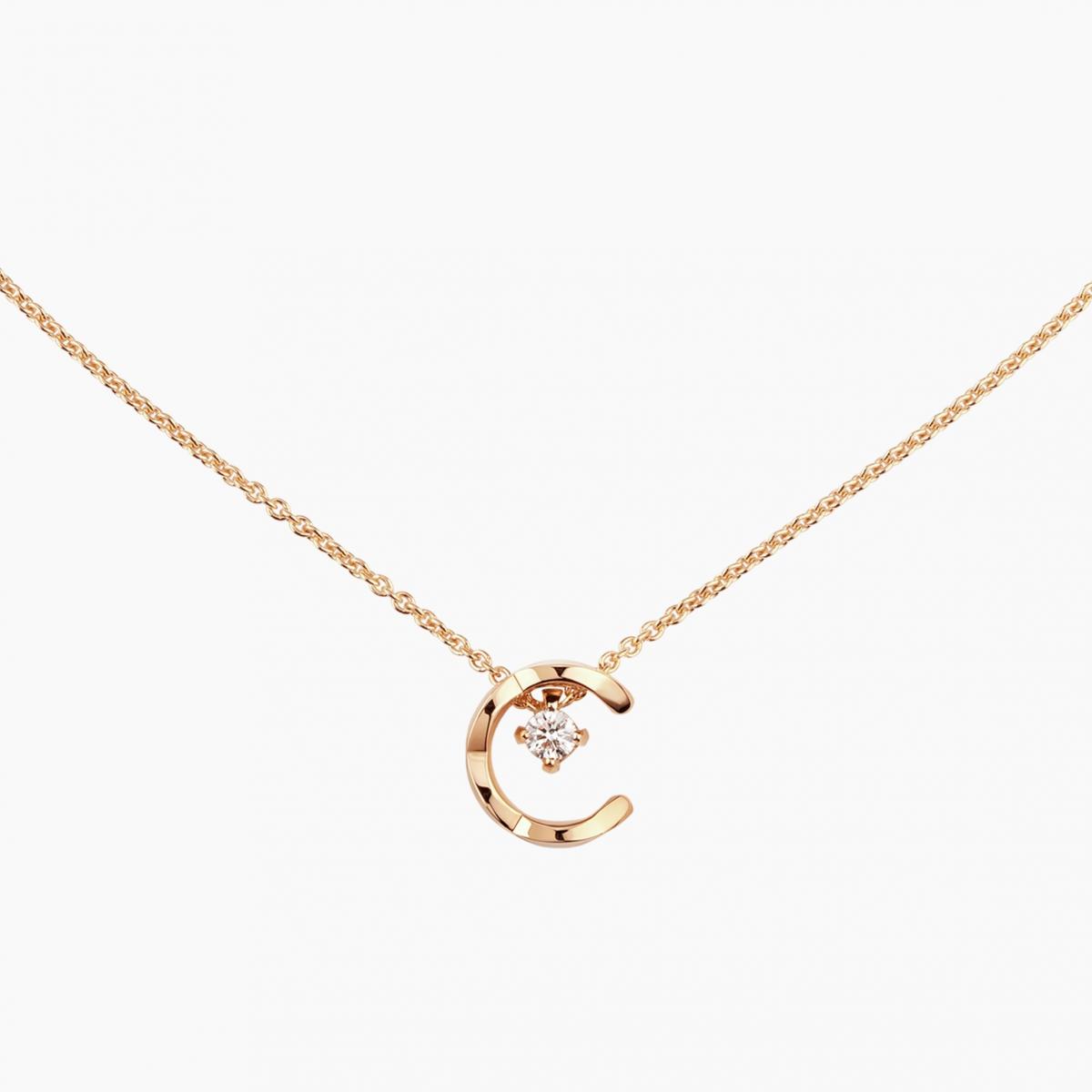 在「C」形吊墜中鑲嵌鑽石，讓經典菱格紋的輪廓被光芒細細描邊。18K Beige 米色金、黃K金與白K金版本各有千秋，雙條疊戴時更能展現 Coco Crush 的對稱美學與品牌精神。