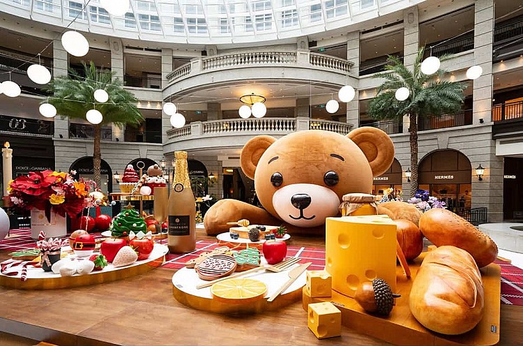 每年聖誕節信義區就等 Bellavita！今年捨棄精品風格，改以大型「巨熊」與「下午茶場景」打造更具親和力、暖意十足的聖誕主題。