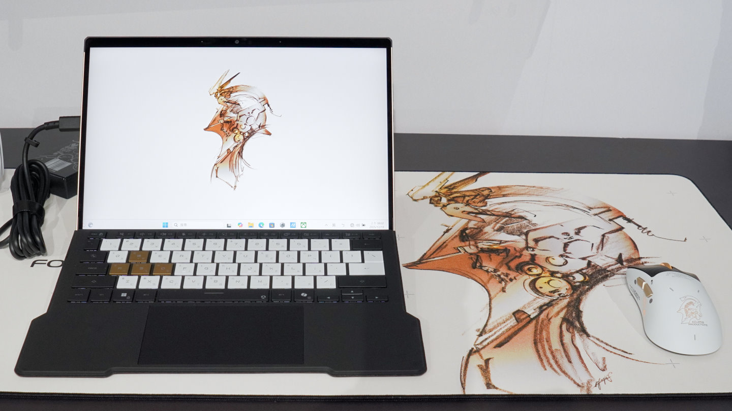 ROG Flow Z13-KJP平板電腦搭載AMD Ryzen AI Max+ 395處理器以及解析度為2560 x 1600的13.4吋IPS面板觸控螢幕，下方為ROG Scabbard II XXL-KJP滑鼠墊。