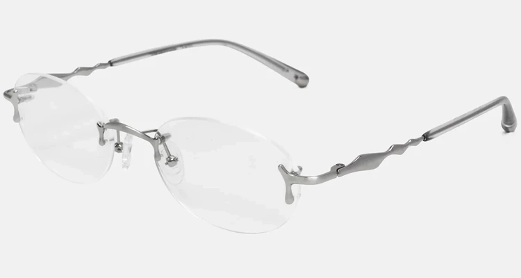 這款來自KlassiC.與Melted PotaTto的聯名系列，絕對是這篇盤點清單中，最具「實驗性藝術感」的寶藏推薦。鏡腳與連接處那種「融化金屬」的意象設計，感覺更像是掛在臉上的前衛飾品，自帶一種叛逆的怪美感。手工打磨拋光的細膩光澤，配上精鋼材質的輕盈穩固，戴起來完全零負擔。不管是像模特兒那樣搭配一件隨性的白襯衫、繫上細領帶走學院風，又或是簡單穿件具設計感的黑色高領，這副光學肯定都能助你瞬間拉滿視覺張力。（商品價格約：NTD 3,680）