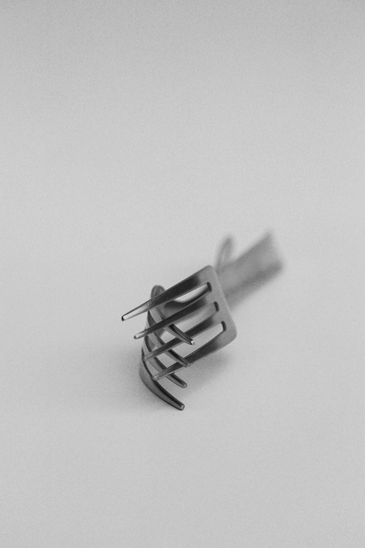 心理學上，「禁止」往往會強化欲望的強度。當某人被貼上「不能碰」的標籤，對部份女生而言，反而增加了挑戰的刺激與誘惑。