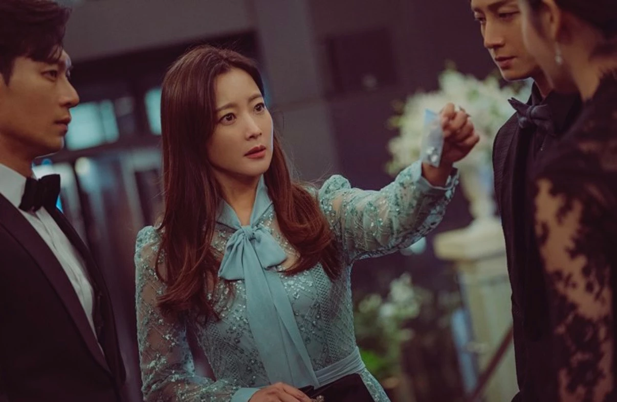 成勳、李太坤、朴柱美、李歌領、李珉廷、全秀景等人主演的《結婚作詞，離婚作曲》，故事圍繞在三組不同年齡層夫妻的婚姻關係，眾人看似表面穩定卻逐步失控，什麼外遇、謊言、自我合理化與家庭崩盤直接輪番上演。