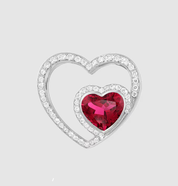 「Pretty Woman」珠寶系列，靈感正是源自於Fred為經典電影《麻雀變鳳凰》，所打造的紅寶石項鍊，透過標誌性的心型設計，象徵著深沈且永恆的愛情。