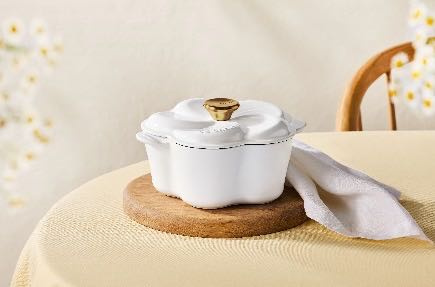 絕美的櫻花鑄鐵鍋新登場（圖／品牌提供）