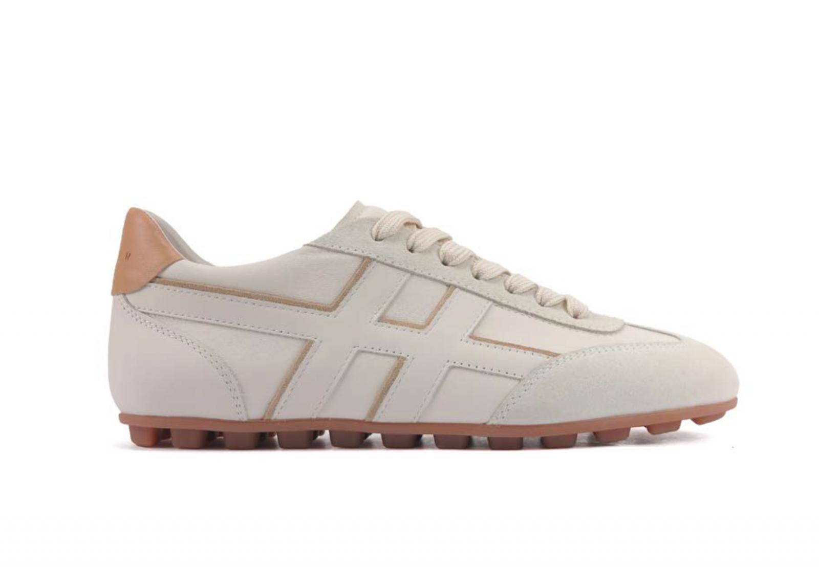 過去以厚底鞋在時尚圈站穩陣腳的 Hogan，在本季以「New Olympia」為名，設計了一雙薄底鞋