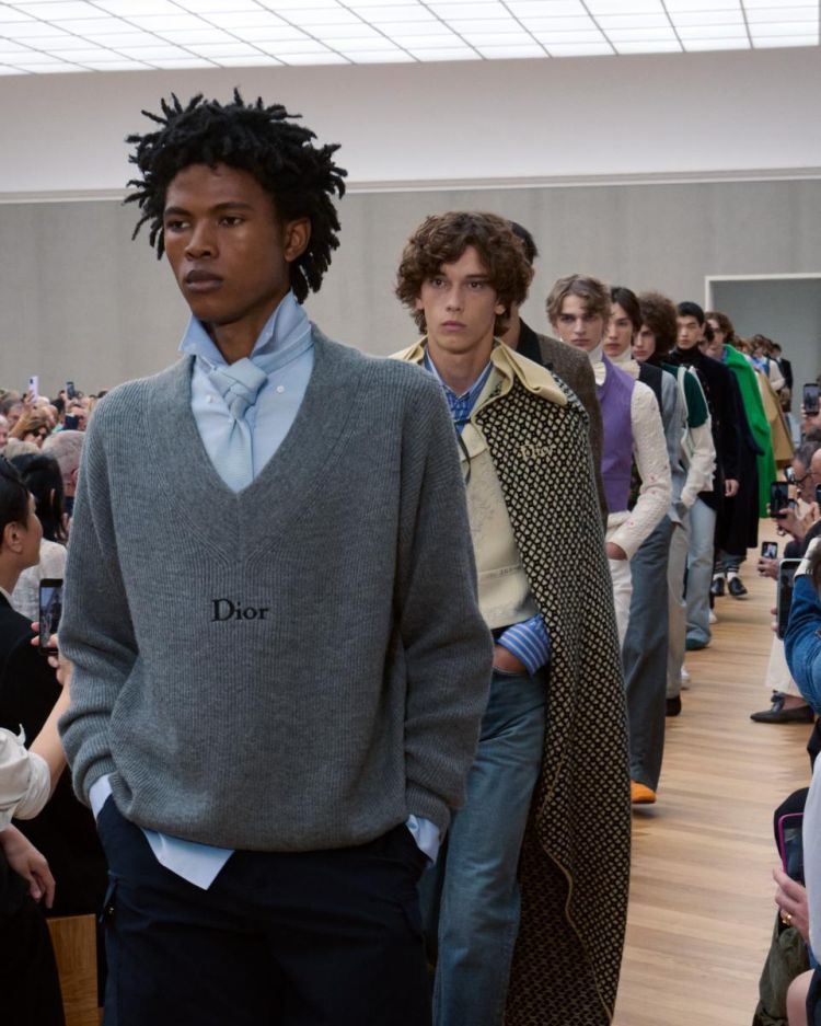 Jonathan Anderson在Dior的首次發表選擇了巴黎傷兵院作為舞台，開啟他熟稔的男裝篇章。